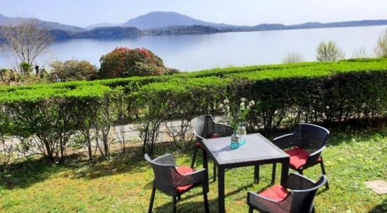 Appartamento con giardino e vista lago